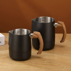 Jarra de leche de acero inoxidable 304 con mango de imitación madera, escala interna y boquilla engrosada para latte art - Product Image 3