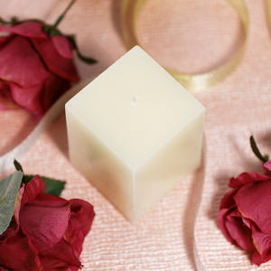 Nouvelles bougies de pilier de forme carrée personnalisées en gros disponibles dans des couleurs et des parfums personnalisés - Product Image 2