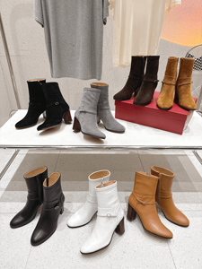 รองเท้าบูทหุ้มข้อส้นกลางหัวแหลมพร้อมสายรัดแบบเก๋ไก๋และซิปด้านข้างสำหรับผู้หญิง เหมาะสำหรับใส่ในช่วงกลางคืนสไตล์วาเลนติโน - Product Image 5