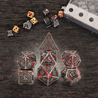 En gros, Ensemble de dés de luxe carrés en métal argenté antique, motif épée gothique éclaboussée de sang, 1 pièce, pour DND RPG, jeux de table et cadeaux