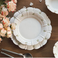 Assiette en céramique à motif de rose peinte à la main de style vintage français rétro et tasses à café et soucoupes créatives de petite taille et de haute valeur