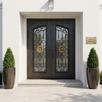 Portes doubles blanches élégantes d'accents de fer noir avec la spirale complexe et les conceptions florales pour une entrée renversante