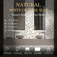 Panneau mural décoratif pour salle de bain de villa de villégiature, en dalle de quartz blanc cristallin rétroéclairée, pierre semi-précieuse translucide, taille sur mesure