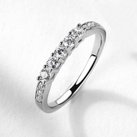 Anillo de Compromiso 2 en 1 de Plata de Ley S925 con Baño de Rodio, Moissanita Redonda Color D VVS1 con Piedras Laterales, Certificado GRA