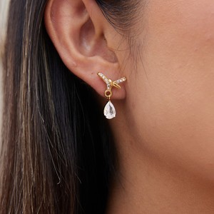 Pendientes de Acero Inoxidable con Baño de Oro de 18K PVD, Diseño de Lazo y Zirconia en Forma de Lágrima, Hipoalergénicos para Mujer - Product Image 1