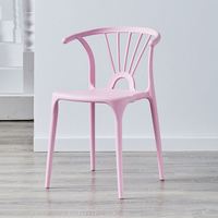 Stabiele, duurzame, stapelbare, armloze, makkelijk te reinigen, waterdichte, moderne, elegante, comfortabele banketstoel voor gebruik in hotels, evenementen en feesten.