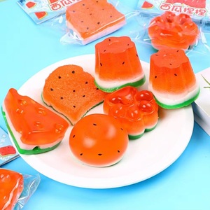 ของเล่นบีบคลายเครียดรูปผลไม้แตงโม TPR คุณภาพสูง ยืดหยุ่นได้ บีบแล้วคืนรูปช้าๆ ของขวัญส่งเสริมการขายสำหรับเด็กและผู้ใหญ่ - Product Image 3