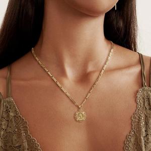 Venta al por mayor redondo letra mayúscula alfabeto collar de la clavícula gargantilla chapado en oro monograma collares de moda