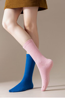 Chaussettes mi-mollet décontractées et polyvalentes Chaussettes en coton antibactériennes et absorbant la sueur Chaussettes de sport longues pour femmes de couleur unie