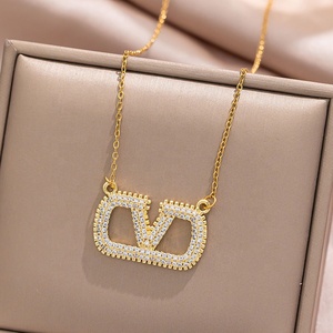 Set di Collana e <span class=keywords><strong>Orecchini</strong></span> di <span class=keywords><strong>Lusso</strong></span> a Forma di V per Donne, Nuova Collezione di Gioielli in Acciaio Inossidabile con Diamanti, Marche Famose - Product Image 2