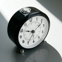 Moderne 4 inch ronde stille quartz wekker met nachtlampje en plastic wijzerplaat voor slaapkamer, geschikt voor diepe slapers