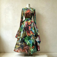 Robe longue asymétrique taille haute à col rond et manches longues, imprimée color-block, plissée irrégulièrement, effet satiné vintage de luxe 2026