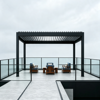Pergola moderne de luxe en aluminium, imperméable, à lames orientables, avec structure thermolaquée résistante à la corrosion pour l'ombrage des cours.