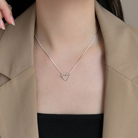 Collier en acier titane avec pendentif cœur évidé simple, nouvelle tendance, accessoire à pendentif de forme irrégulière