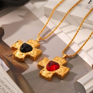 Collar de cruz grueso de lujo vintage de acero inoxidable con baño de oro de 14k, que no se deslustra, con corazón de piedra natural, para mujer y hombre - Product Image 3