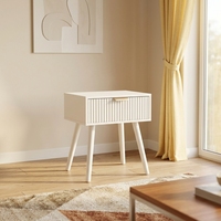 Table de chevet OEM ODM en bois blanc à 1 tiroir avec façade cannelée, poignée dorée et pieds effilés pour chambre à coucher