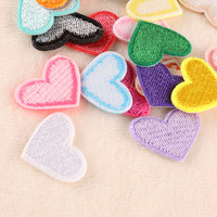 Venta caliente 2,5 cm lindo tamaño pequeño hierro de color en bordado Mini parches de corazón para ropa de niños
