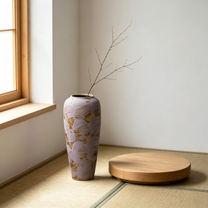 Vase de sol haut en argile brute minimaliste, motif brossé bordeaux taupe dessiné à la main, pour décoration de hall d'hôtel - Product Image 1