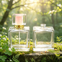 Flacon de parfum carré en verre vide, personnalisé, élégant et unique, avec col serti, bouchon à bille, sérigraphie mate et design de fond spécial