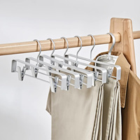 Cintre pour pantalon en aluminium mat de qualité supérieure, suspension pour jupe en métal extra lisse et durable avec crochet pivotant à 2 clips antidérapants réglables