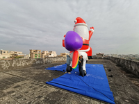 Grande poupée gonflable de Noël, mascotte gonflable extérieure Père Noël. Funny Desgin Décoration extérieure de Noël