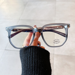Monture de lunettes carrée style coréen pour femme, verres PC anti-lumière bleue, branches effet bois, design riveté, taille moyenne, fabriqué à Taizhou - Product Image 5