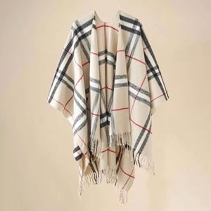 Écharpe-couverture oversize en laine 130*150 cm avec pompons, style cape, châle, poncho de plage pour femme – Vente en gros Hiver - Product Image 3