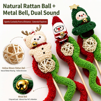 Jouet interactif pour chat de Noël : baguette en rotin naturel avec boule et clochette en métal, peluche