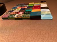 Op maat gemaakte Mahjong-tegels groothandelsbestelling met uw artwork op één zijde, acryl houten inlay achterkantpatroon en kleuropties