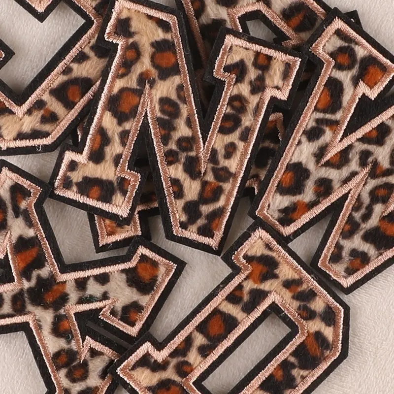Nuevas pegatinas con estampado de leopardo y letras peludas, parches bordados para planchar, parches para planchar de 6cm, parches con letras de chenilla de leopardo