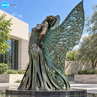 Sculpture élégante en bronze d'aile de paon, finition patinée, en laiton et cuivre, art personnalisé de figure féminine pour hôtel, jardin, cour, place publique