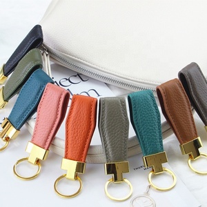Porte-clés en cuir artisanal personnalisé de haute qualité, porte-clés de voiture en cuir et métal de luxe pour petit cadeau - Product Image 1