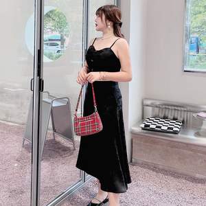 Ensemble jupe et camisole pour femmes grandes tailles, satin noir, taille haute, imprimé gaufré N8234 - Product Image 3