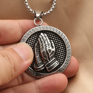 Pendentif rond en acier inoxydable avec motif de mains en prière pour homme, collier cadeau 220266 - Product Image 3