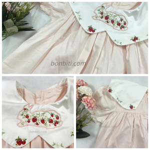 Vestido Infantil Bordado con Fresas |   Vestido Vintage de Algodón para Bebé Niña con Cuello Peter Pan |   Ropa Infantil al por Mayor OEM - Product Image 2