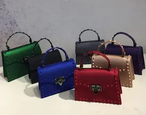 Tasarımcı kadın jöle çantalar ve çanta bayanlar perçin askılı çanta 2021 moda renkli PVC askılı çanta çanta kadınlar için