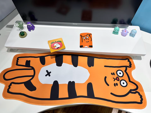 Tapis de souris gaming étendu en forme irrégulière de chat tigré orange couché, avec base en caoutchouc antidérapante, pour la décoration de bureau et l'aménagement de la zone de jeu - Product Image 2