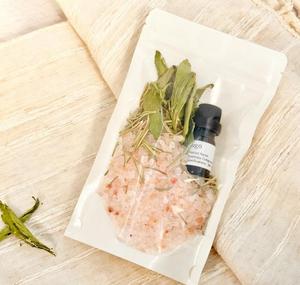 Sac de <span class=keywords><strong>sel</strong></span> de <span class=keywords><strong>bain</strong></span> exfoliant S&Soak avec huile essentielle de bien-être relaxante et fleurs séchées de <span class=keywords><strong>sel</strong></span> de l'Himalaya, flacon en verre - Product Image 1