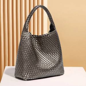 オリジナルデザインの新しいスネークプリントハンドバッグ女性手織りPUレザーハイエンド大容量母娘フラップバケットトートバッグ - Product Image 2