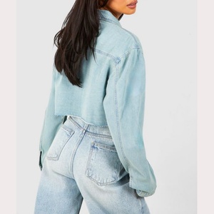 เสื้อเชิ้ตยีนส์พรีเมียมสำหรับผู้หญิงจากผู้ผลิต OEM ตกแต่งขอบดิบ ทรงครอป - Product Image 4