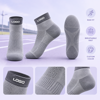 Chaussettes plates respirantes pour la course à pied avec logo gris, panneau de manchette, maille ventilée, gestion de l'humidité et maintien du talon, pour une performance athlétique et une évacuation de l'humidité