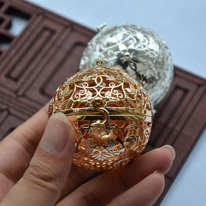 Pendentif boule parfumée ajourée de 48mm de diamètre avec porte-encens en spirale pour accessoires Hanfu, placage or et argent - Product Image 4