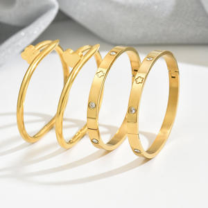 Pulsera de oro de 18 quilates de acero inoxidable de alta calidad y a la moda para damas Pulsera de flores de cinco hojas Fábrica de joyas al por mayor - Product Image 3