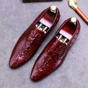 Zapatos de Cuero Vacuno de Talla Grande para Negocios - Otoño, con Aumento de Altura, Estilo Británico Grabado, de Cuero Genuino para Oficina y Carrera Profesional - Product Image 1