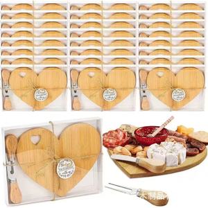 Planche à découper en bambou en forme de cœur avec ensemble de couteaux à fromage pour plateaux de service - Product Image 3