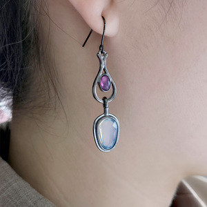 Orecchini Pendenti Stile Vintage con Accento di Colore Viola, Accessori di Moda per Donne - Product Image 2