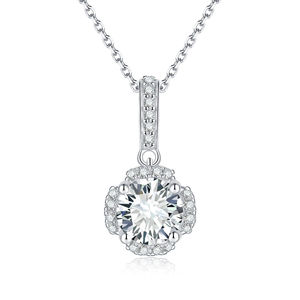 Collar de Plata 925 con Baño de Rodio y Dije Premium de Moissanita de 1 Quilate para Hombre, con Forma de Flor de Jade y Soporte de Exhibición - Última Moda - Product Image 1