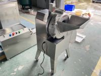 Industriële aardappel- en fruit snijmachine, ui-, zoete aardappel- en knoflooksnijder met motor voor het snijden van gember in blokjes.