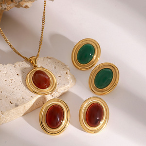 Collier avec pendentif ovale en agate plaqué or 18 carats en acier inoxydable, design géométrique, bijoux rouges et verts, accessoire de mode - Product Image 2