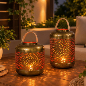 Lanternes en métal perforé Porte-bougie Moderne Or Géométrique Décoration de fête intérieure ou extérieure pour porte-bougie Lanterne - Product Image 1